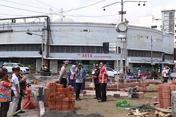 Pj. Wali Kota Malang beserta jajaran meninjau stadsclock area taman depan PLN. (ist) - Tindaklanjut Rakor Forlantas, Pj Wali Kota Malang Tinjau Rekayasa Lantas Kayutangan-Semeru