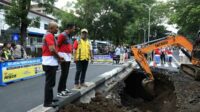 Pj. Wali Kota Malang meninjau lokasi jalan Bandung ambles. (ist) - Jalan Bandung Ambles, Pj. Wali Kota Malang: Kebut Perbaikan 4-5 Hari