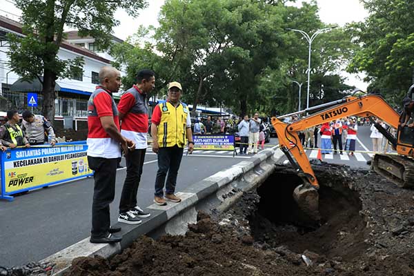 Pj. Wali Kota Malang meninjau lokasi jalan Bandung ambles. (ist) - Jalan Bandung Ambles, Pj. Wali Kota Malang: Kebut Perbaikan 4-5 Hari