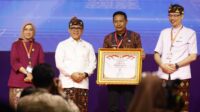 Pj. Wali Kota Malang terima penghargaan SAKIP kategori A. (ist) - Kota Malang Panen Prestasi Raih SAKIP 2023 Kategori A