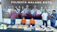 Polresta Malang Kota amankan dua tersangka kurir narkoba. (ws10) - Polresta Makota Amankan 11 Kilogram Ganja, Diduga untuk Pesta Tahun Baru