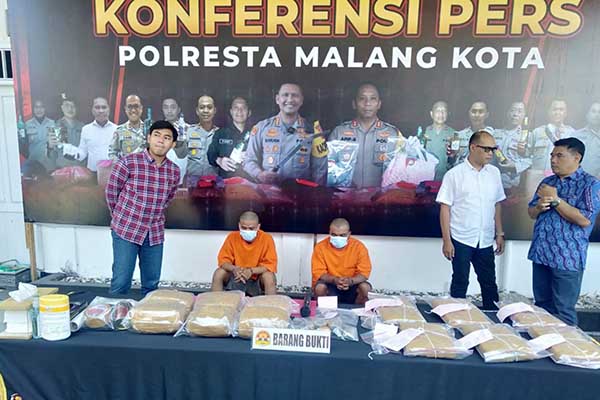 Polresta Malang Kota amankan dua tersangka kurir narkoba. (ws10) - Polresta Makota Amankan 11 Kilogram Ganja, Diduga untuk Pesta Tahun Baru