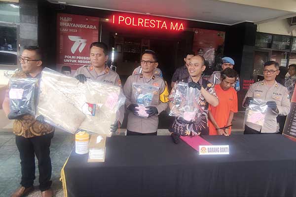Polresta Malang Kota menunjukkan barang bukti pembunuhan pengamen di Gadang. (ws10) - Air Susu Dibalas Tuba, Pengamen Lansia Bunuh Teman Seprofesi