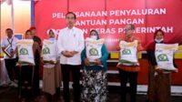 Presiden RI Joko Widodo usai menyerahkan bantuan pangan CBP. (ist) - Bagikan Bantuan Pangan CBP, Jokowi: Jika APBN Cukup Akan Dilanjutkan