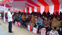 Presiden RI Jokowi dan para penerima manfaat BLT El Nino. (ist) - Harga Komoditi Naik Dampak Cuaca Ekstrem, Jokowi Berikan BLT El Nino