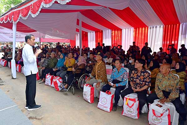 Presiden RI Jokowi dan para penerima manfaat BLT El Nino. (ist) - Harga Komoditi Naik Dampak Cuaca Ekstrem, Jokowi Berikan BLT El Nino