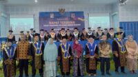 Prof Dr Dra Anik Kusmintarti MM, saat pengukuhan guru besar, empat dari kanan. (ws10) - Guru Besar Polinema Ciptakan Board Game untuk Belajar Kewirausahaan