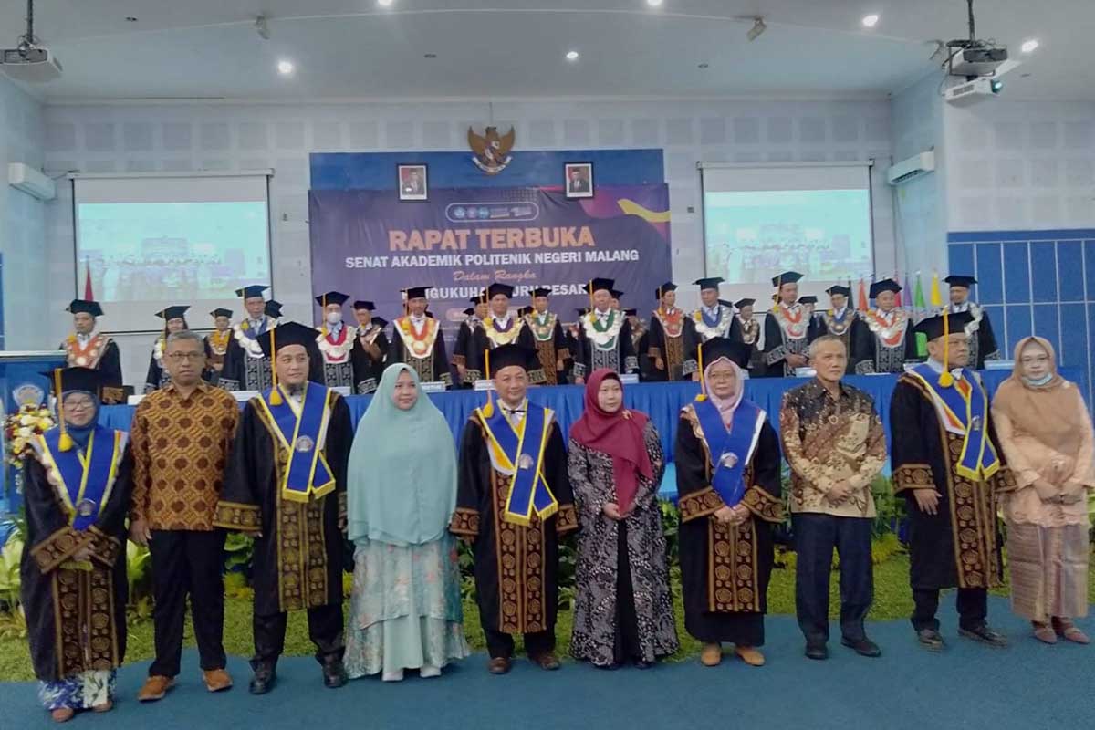 Prof Dr Dra Anik Kusmintarti MM, saat pengukuhan guru besar, empat dari kanan. (ws10) - Guru Besar Polinema Ciptakan Board Game untuk Belajar Kewirausahaan
