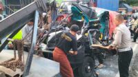 Proses evakuasi kecelakaan di jalan Kolonel Sugiono, Kelurahan Gadang, Kecamatan Sukun, Kota Malang. (ist) - Tak Cukup Ruang Saat Menyalip, Pick Up Tabrak Truk, Satu Orang Tewas