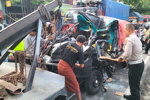 Proses evakuasi kecelakaan di jalan Kolonel Sugiono, Kelurahan Gadang, Kecamatan Sukun, Kota Malang. (ist) - Tak Cukup Ruang Saat Menyalip, Pick Up Tabrak Truk, Satu Orang Tewas