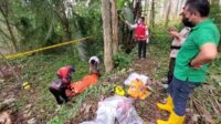 Proses evakuasi korban. (ist) - Sosok Mayat Pria Asal Kediri Ditemukan di Hutan Jati Sumberpucung