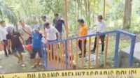 Proses evakuasi korban bunuh diri. (ist) - Seorang Pria Asal Pasuruan Gantung Diri di Taman Puspa Kepanjen