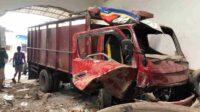 Truk Tabrak Tiga Mobil dan Dua Sepeda Motor di Bululawang, Berakhir di Bengkel Ban