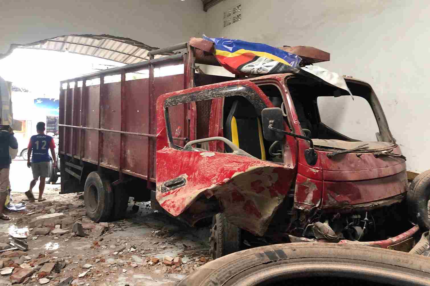 Truk Tabrak Tiga Mobil dan Dua Sepeda Motor di Bululawang, Berakhir di Bengkel Ban