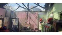 Proses pemadaman. (ist) - Lupa Mematikan Kompor, Rumah Warga di Slorok Terbakar