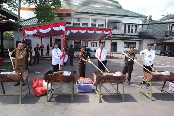Kejari Kabupaten Malang Gelar Pemusnahan Barang Bukti dari 107 Perkara
