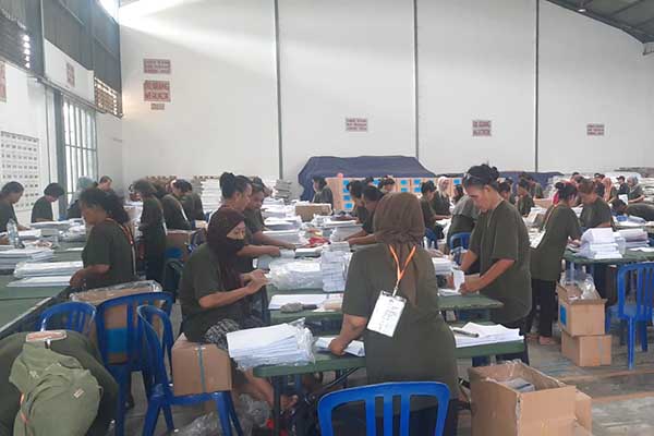 Proses pengamanan sortir lipat surat suara Pemilu. (ist) - Babinsa Koramil 0833/03 Blimbing Pengamanan Sortir Lipat Surat Suara Pemilu