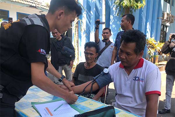 Proses pengecekan kesehatan. (Seru.co.id/wul) - Satlantas Polres Malang Gelar Cek Kendaraan dan Tes Urine Jelang Nataru