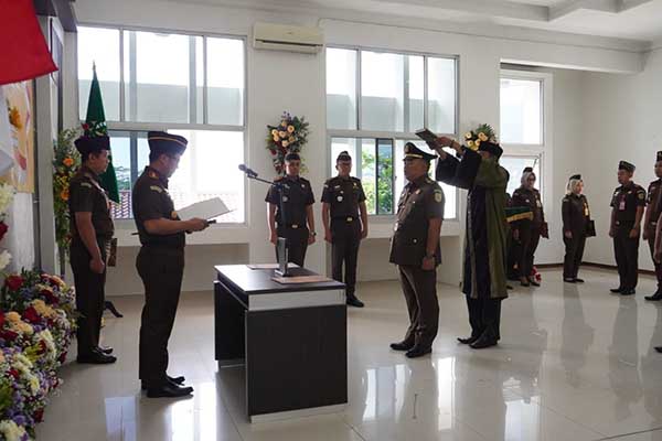 Prosesi pengambilan sumpah jabatan Kasi Barang Bukti dan Barang Rampasan Kejari Batu. (ist) - Jabatan Kasi Barang Bukti dan Barang Rampasan Kejari Batu Berpindah Tangan
