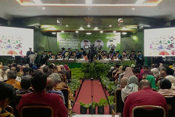 Prosesi pengukuhan tiga guru besar UMM. (ws10) - Penghujung 2023, UMM Bertahap Tambah Tiga Guru Besar