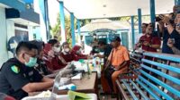 Puluhan sopir bus antar kota dan provinsi menjalani tes kesehatan dan tes urine di terminal Situbondo, Rabu (20/12/2023). (Seru.co.id/fin) - Jelang Nataru, Puluhan Sopir Bus Situbondo Jalani Tes Kesehatan dan Urine