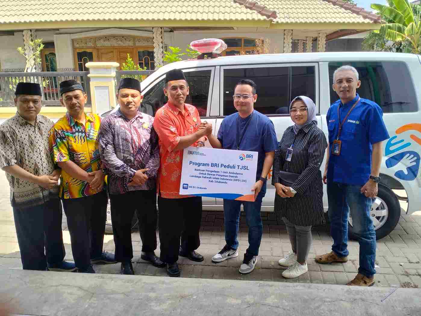 BRI Cabang Situbondo Salurkan Bantuan CSR Satu Unit Mobil Ambulance
