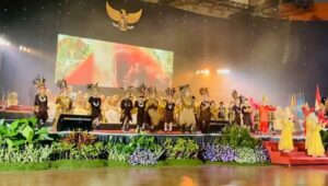 Salah satu penampilan siswa LPI Sabilillah Malang mengusung budaya Nusantara. (ws9) - Akhir Semester, LPI Sabililah Malang Gelar Orkestra Simfoni Khazanah Bangsa ke-9