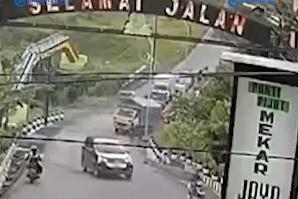Salah satu peristiwa laka tunggal truk terperosok ke jurang, di Jurang Susuh, yang tertangkap kamera CCTV. (ist) - Fly Over, Solusi Dinas PUPR Kota Batu untuk Antisipasi Laka di Jurang Susuh