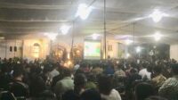 Situasi Jemaat Misa Kedua Gereja Ijen Melebihi Kapasitas hingga diharuskan memasang tenda di luar ruangan. - Misa Kedua, Jemaat Gereja Ijen Melebihi Kapasitas