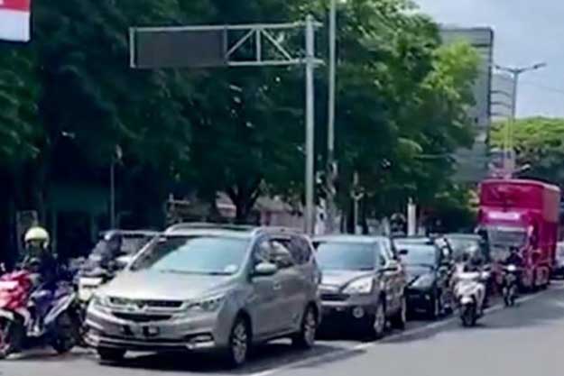 Situasi lalu lintas simpang tiga MCC saat masa Nataru 2023. (ws9) - Operasi Lilin Semeru 2023, Polresta Malang Kota Sediakan Pos Mobile SPKT
