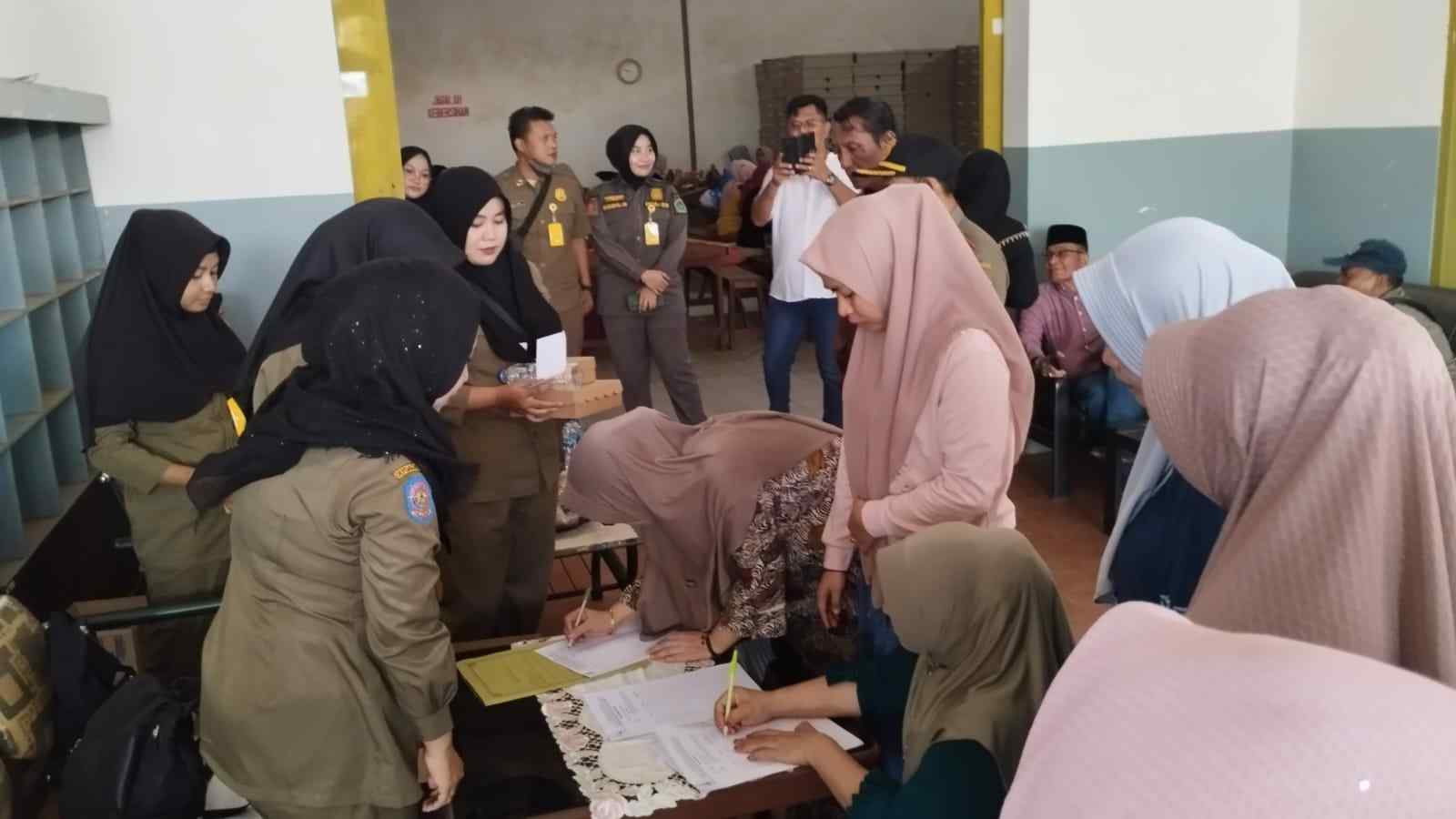 Berantas Penyebaran Rokok Ilegal, Satpol PP Pamekasan Gelar Sosialisasi