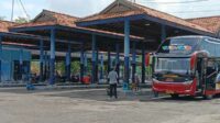 Suasana Terminal Ronggosukowati Pamekasan. (Seru.co.id/mzm) - Jelang Tahun Baru 2024, Penumpang Bus Melonjak di Terminal Ronggosukowati Pamekasan