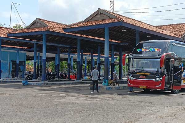 Suasana Terminal Ronggosukowati Pamekasan. (Seru.co.id/mzm) - Jelang Tahun Baru 2024, Penumpang Bus Melonjak di Terminal Ronggosukowati Pamekasan