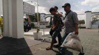 Tersangka saat digiring ke Kejari Situbondo. (Seru.co.id/fin) - Pembunuh Nenek Sumina Dilimpahkan ke Kejaksaan Situbondo
