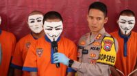 Tersangka saat menjawab pertanyaan dari Kapolres Batu. (ist) - Polres Batu Tangkap Pembobol Gudang Berisi Gadget