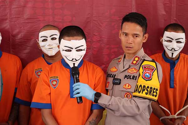 Tersangka saat menjawab pertanyaan dari Kapolres Batu. (ist) - Polres Batu Tangkap Pembobol Gudang Berisi Gadget