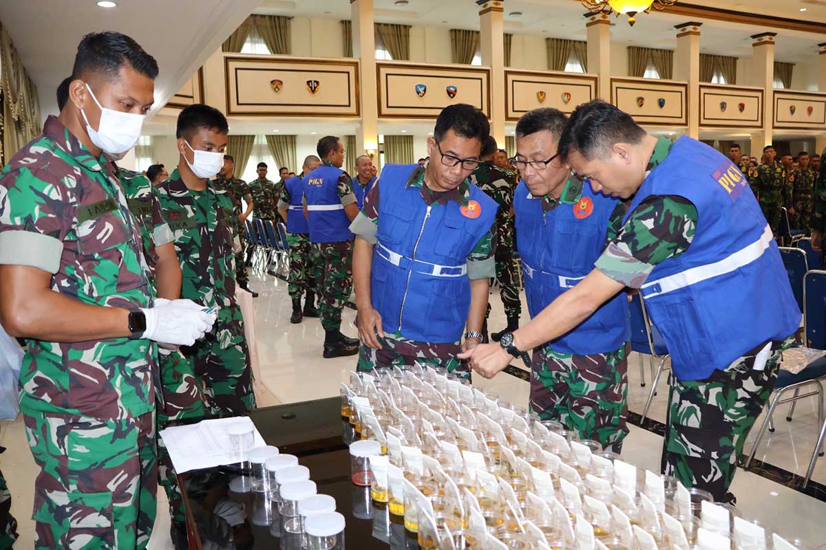 Tes urin anggota Karbol AAU. (dispenau for SERU.co.id) - Tim RAN P4GN Kampanye Anti Narkoba pada Karbol TNI AU