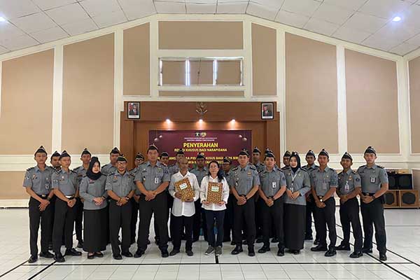 WBP yang beragama Nasrani di Rumah Tahanan Negara (Rutan) Kelas IIB Situbondo Kanwil Kemenkumham Jatim, pada Senin (25/12/2023). (Seru.co.id/fin) - Hari Raya Natal 2023, Dua Warga Binaan Rutan Situbondo Peroleh Remisi Khusus