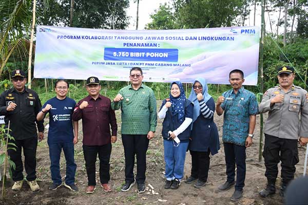 Wabup Malang bersama jajaran Jasa Tirta I dan PNM usai penanaman 5.750 bibit pohon. (ist) - Tanam 5.750 Bibit Pohon, Jasa Tirta I dan PNM Hijaukan Brantas Hulu