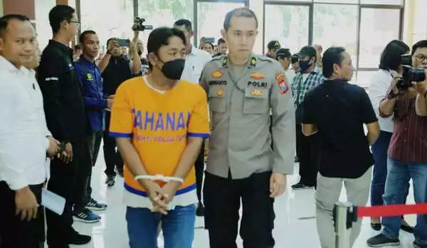 Wadirkrimsus Polda Jatim AKBP Arman, Saat Menunjukkan Modifikasi Truk - Ditreskrimsus Polda Jatim Bongkar Penyalahgunaan BBM Bersubsidi di SPBU Candi Sidoarjo