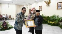 Wakil Presiden RI serahkan penghargaan kepada Rektor UB atas Prestasi Anugerah Keterbukaan Informasi Publik sebagai Badan Publik Informatif. (ist) - UB Raih Penghargaan Badan Publik Informatif Lima Tahun Berturut-Turut