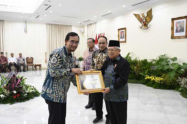 Wakil Presiden RI serahkan penghargaan kepada Rektor UB atas Prestasi Anugerah Keterbukaan Informasi Publik sebagai Badan Publik Informatif. (ist) - UB Raih Penghargaan Badan Publik Informatif Lima Tahun Berturut-Turut