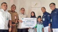Wali Kota Batu, Aries Agung Paewai menyerahkan, santunan klaim BPJS Ketenagakerjaan kepada ahli waris. (ist) - Jamin Kesejahteraan Keluarga Pekerja, Pj Wali Kota Batu Serahkan Santunan BPJS Ketenagakerjaan