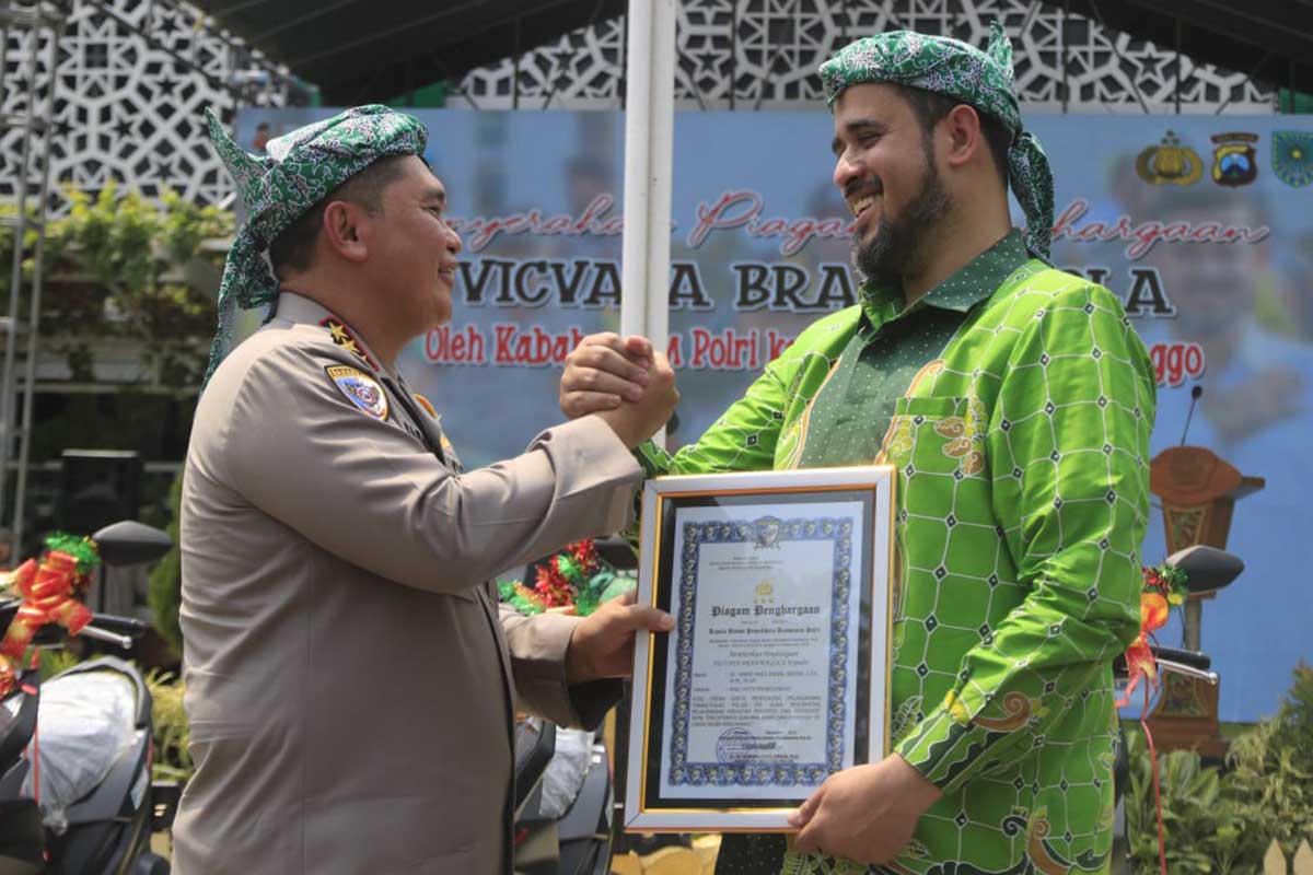 Wali Kota, Habib Hadi, terima Piagam Penghargaan Vicvapa Brahmagola dari Kabaharkam Polri. (ist) - Dukung Polisi RW, Wali Kota Habib Hadi Serahkan 70 Motor Operasional