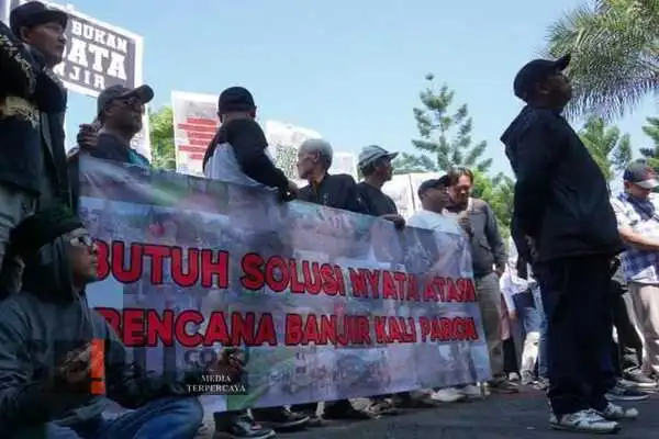 Dihantui Banjir Sejak 2015, Warga Desa Bumiaji Geruduk Gedung DPRD Kota Batu