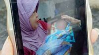Warga Puntodewo gang VIII menggendong bayi yang ditemukan. (ws10) - Penemuan Bayi Laki-Laki Gegerkan Warga Puntodewo Polehan
