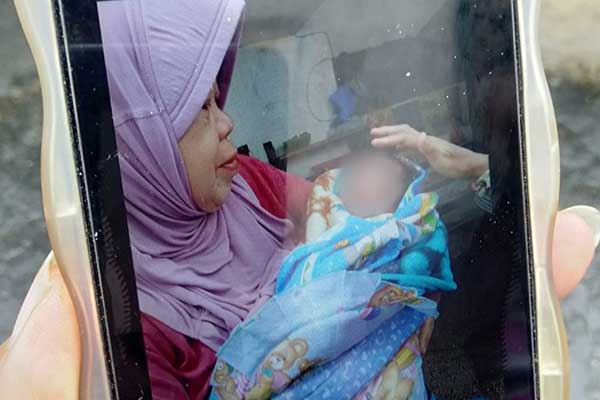 Warga Puntodewo gang VIII menggendong bayi yang ditemukan. (ws10) - Penemuan Bayi Laki-Laki Gegerkan Warga Puntodewo Polehan