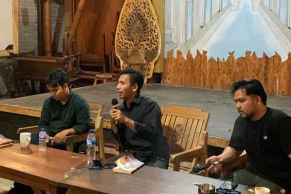 Alamsyah Gautama Rambe bercerita tentang proses kreatifnya. (Seru.co.id/ws10) - Tingkatkan Minat Menulis, HMI se-UMM Gelar Peluncuran dan Bedah Buku