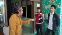 Amirul Mustafa menggedor Kantor Badan Pengawas Pemilihan Umum (Bawaslu) Kabupaten Situbondo, yang beralamat di Jalan PB, Sudirman, Situbondo, Jawa Timur, Selasa (16/1/2024) siang. (Seru.co.id/mam) - Kinerja Bawaslu Disorot Pengamat Kebijakan Publik Situbondo