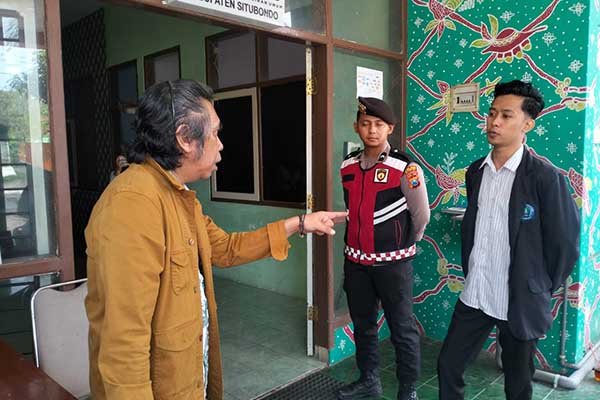 Amirul Mustafa menggedor Kantor Badan Pengawas Pemilihan Umum (Bawaslu) Kabupaten Situbondo, yang beralamat di Jalan PB, Sudirman, Situbondo, Jawa Timur, Selasa (16/1/2024) siang. (Seru.co.id/mam) - Kinerja Bawaslu Disorot Pengamat Kebijakan Publik Situbondo